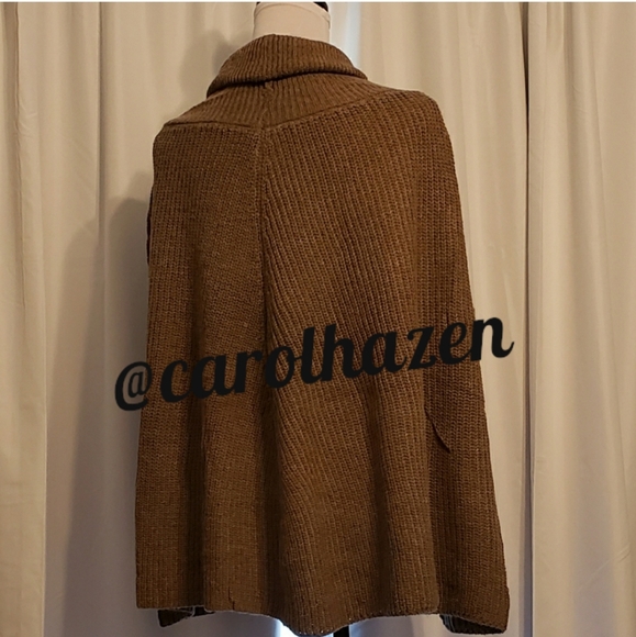 ONE LG LEFT!  NWT Boutique Sweater Cape Brown - Picture 5 of 16
